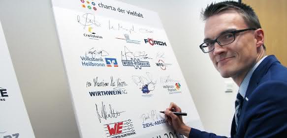 Daniel Reif unterzeichnet für Ziehl-Abegg die Charta der Vielfalt im Heilbronner Welcome Center