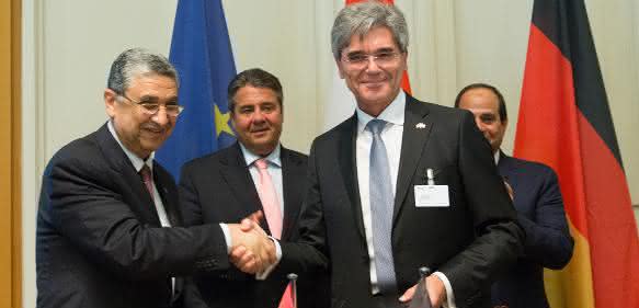Mohamed Shaker, Joe Kaeser, Sigmar Gabriel und Abdel Fattah Al-Sisi Vertragsunterzeichnung Siemens-Ägypten in Berlin
