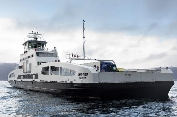Elektrische Autofähre Ampere Stavanger auf dem Sognefjord Die weltweit erste elektrische Auto- und Passagierfähre