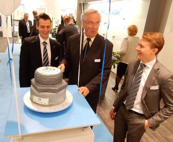 Matthias Stendtke, Harald Pflitsch und Roland Lenzing Die Pflitsch-Geschäftsführer schneiden die Torte an