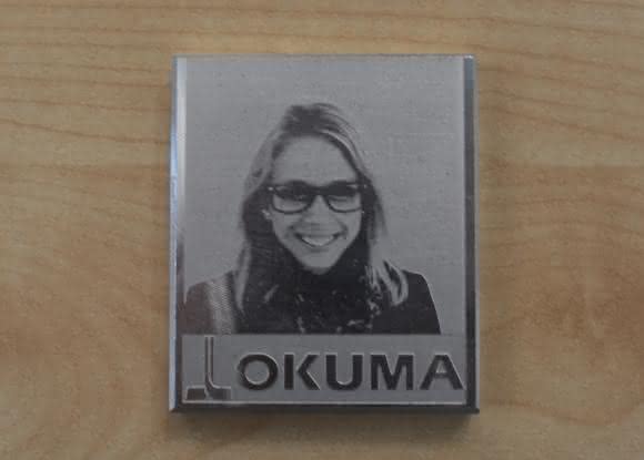 Portraits der Besucher auf einem vertikalen Bearbeitungszentrum von Okuma gefräst