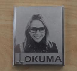 Portraits der Besucher auf einem vertikalen Bearbeitungszentrum von Okuma gefräst
