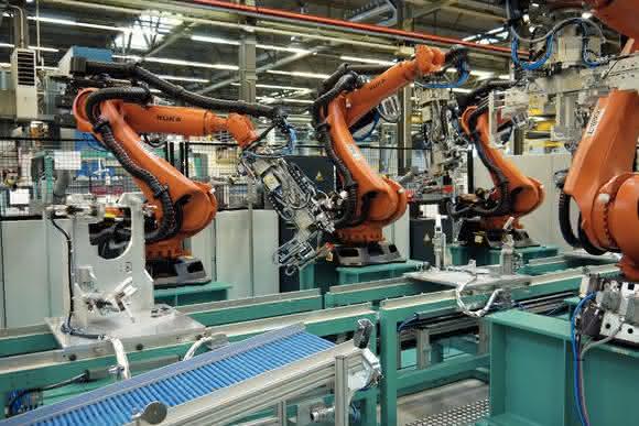 Roboter bei der Arbeit Mehrroboter-Anlage von Bielomatik Leuze