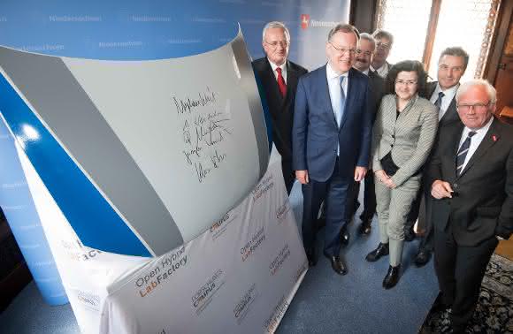 Kooperationsteilnehmer automobiler Leichtbau Unterzeichnung der Vereinbarung "automobiler Leichtbau am Forschungsstandort Niedersachsen".