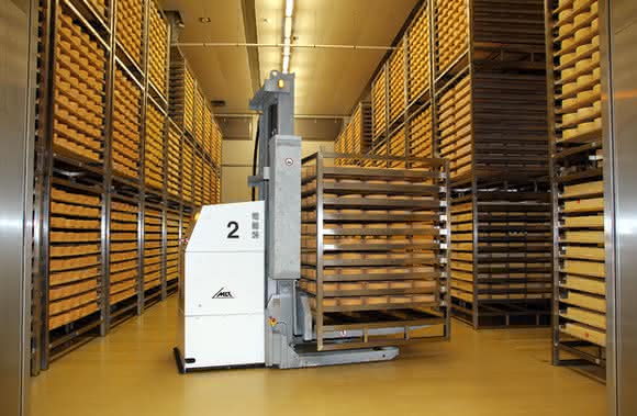 Flurfördertechnik unterstützt Käse bei Pflege und Reifung: Käse, Käse, du musst wandern