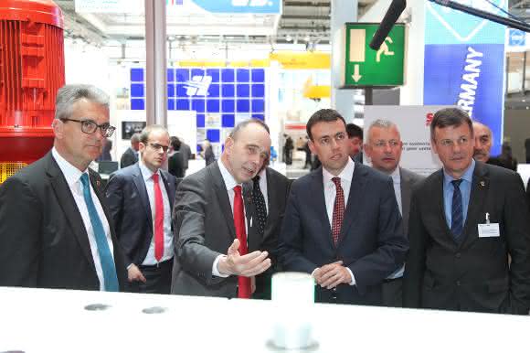 SEW Eurodrive auf der HMI Dr. Nils Schmid bei SEW Eurodrive
