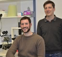 Jeremy Valluy (links) und Prof. Dr. Gerhard Schratt