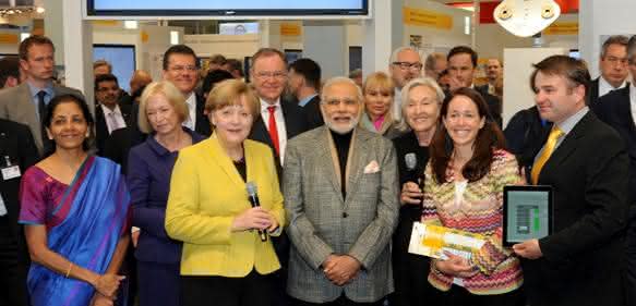 Angela Merkel auf dem Pilz Messestand HMI Messerundgang mit Angela Merkel