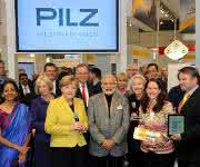 Angela Merkel auf dem Pilz Messestand HMI Messerundgang mit Angela Merkel