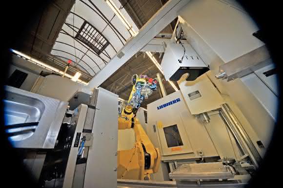Bearbeitungsmaschine mit Roboter