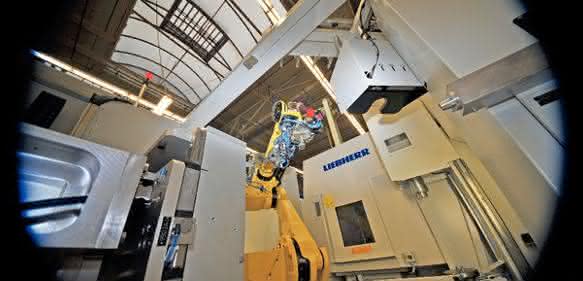 Bearbeitungsmaschine mit Roboter