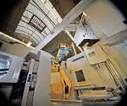 Bearbeitungsmaschine mit Roboter