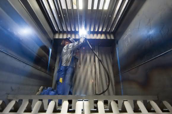 In einem Filtergehäuse von Keller Lufttechnik werden Schweißarbeiten geleistet. In einem Filtergehäuse von Keller Lufttechnik werden Schweißarbeiten geleistet.