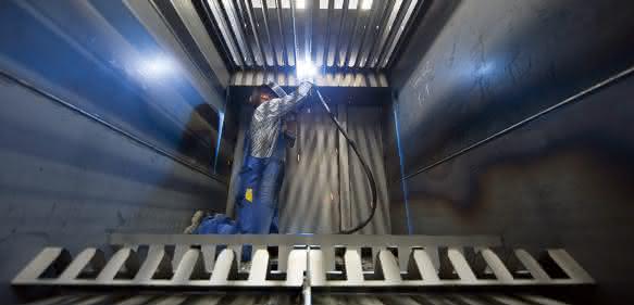 In einem Filtergehäuse von Keller Lufttechnik werden Schweißarbeiten geleistet. In einem Filtergehäuse von Keller Lufttechnik werden Schweißarbeiten geleistet.