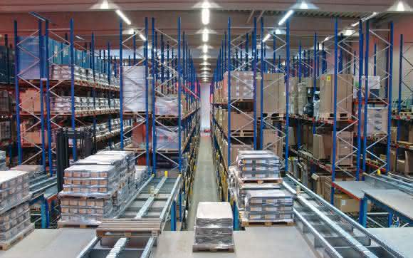 Ehrhardt + Partner: Lager- und Distributionsführung für den Werkstattausrüster Coler: Derselbe Fahrer, dieselbe Uhrzeit Ehrhardt + Partner: Lager- und Distributionsführung für den Werkstattausrüster Coler: Derselbe Fahrer, dieselbe Uhrzeit