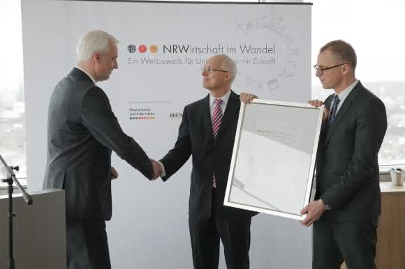 Garrelt Duin verleiht Urkunde an Olaf und André Tünkers