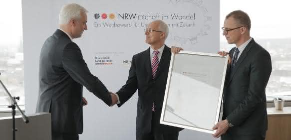 Preisverleihung an Tünkers Maschinenbau Garrelt Duin verleiht Urkunde an Olaf und André Tünkers