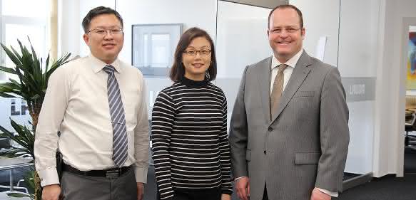 Teck Chia Lee, Janice Tan Boon Huang und Dr. Gunther Wobser Teck Chia Lee, Janice Tan Boon Huang und Dr. Gunther Wobser