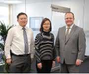 Teck Chia Lee, Janice Tan Boon Huang und Dr. Gunther Wobser