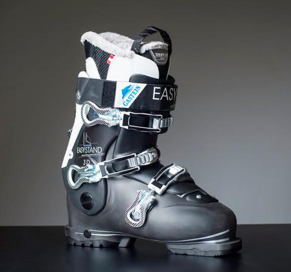 Skistiefel samt drei Inneneinlagen als Prototyp auf der ISPO: Der Schuh kommt aus dem Drucker