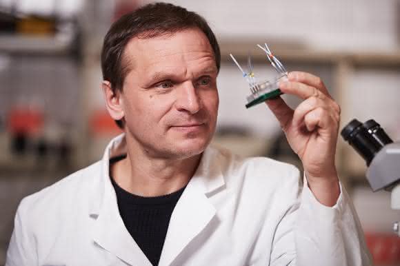 TU-Wissenschaftler Dr. Uwe Marx mit Multi-Organ-Chip TU-Wissenschaftler Dr. Uwe Marx mit Multi-Organ-Chip