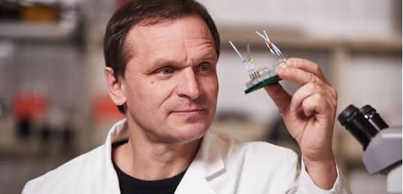 TU-Wissenschaftler Dr. Uwe Marx mit Multi-Organ-Chip