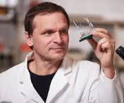 TU-Wissenschaftler Dr. Uwe Marx mit Multi-Organ-Chip