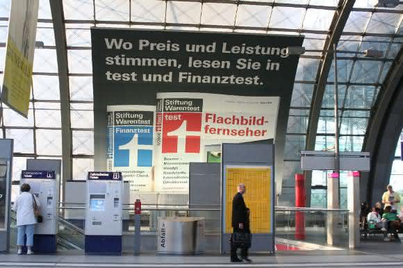Stiftung Warentest Werbung am Bahnhof