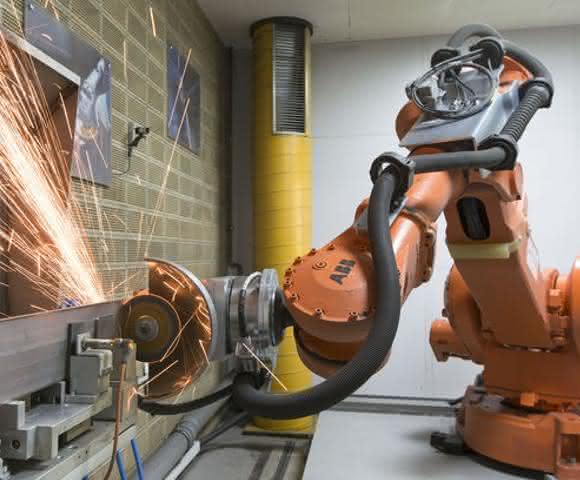 Roboter beim Schneiden mit der Trennscheibe
