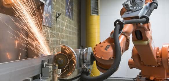 Roboter beim Schneiden mit der Trennscheibe