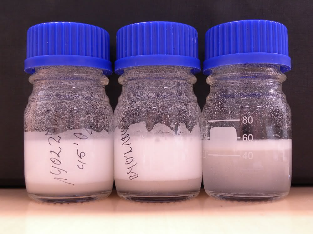 Das funktionalisierte Polymerpulver verteilt sich im Wasser.