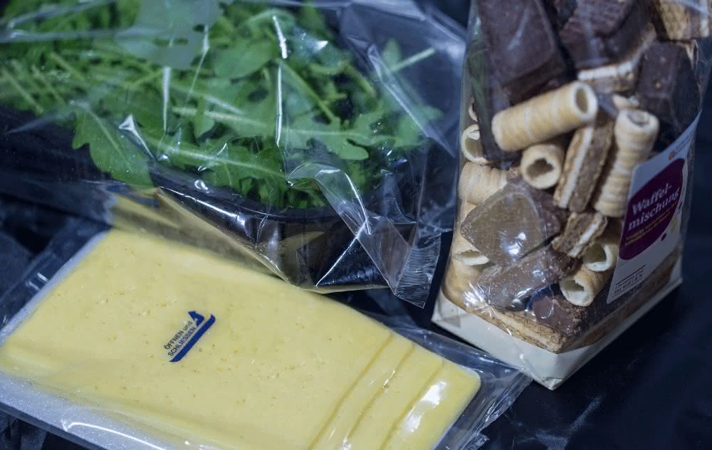 Dank bioabbaubaren Funktionsschichten schützen Lebensmittelverpackungen die Waren künftig vor Gerüchen, Wasserdampf und Sauerstoff. (Bild: Fraunhofer ISC)