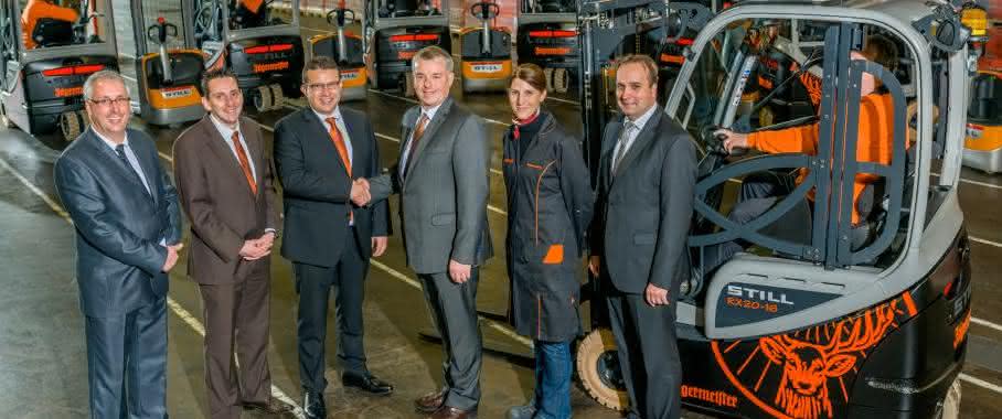 Exklusive Sonderlackierung: Still übergibt zehn Elektrostapler im Jägermeister-Design Exklusive Sonderlackierung: Still übergibt zehn Elektrostapler im Jägermeister-Design