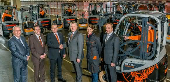 Exklusive Sonderlackierung: Still übergibt zehn Elektrostapler im Jägermeister-Design