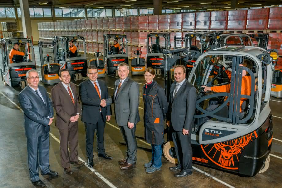 Exklusive Sonderlackierung: Still übergibt zehn Elektrostapler im Jägermeister-Design