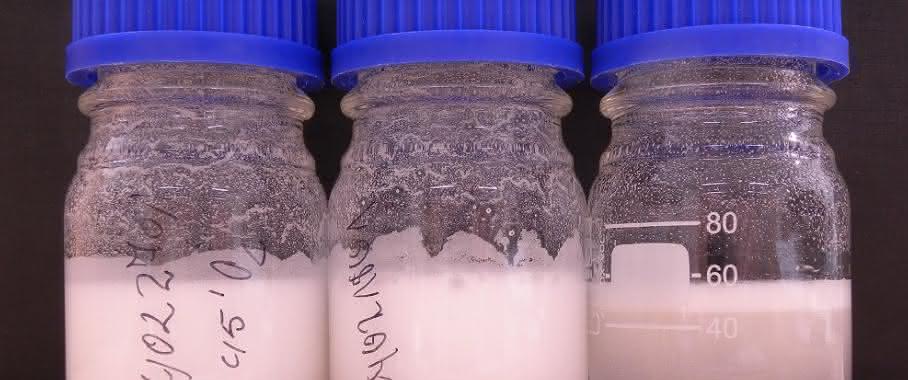 Das funktionalisierte Polymerpulver verteilt sich im Wasser.