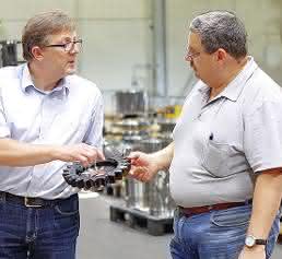Karl-Heinz Hettig von Ingersoll (links) stellt Ralf Sträßer Karl-Heinz Hettig von Ingersoll (links) stellt Ralf Sträßer