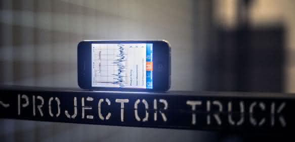 Smartphone mit VibroChecker App von ACE