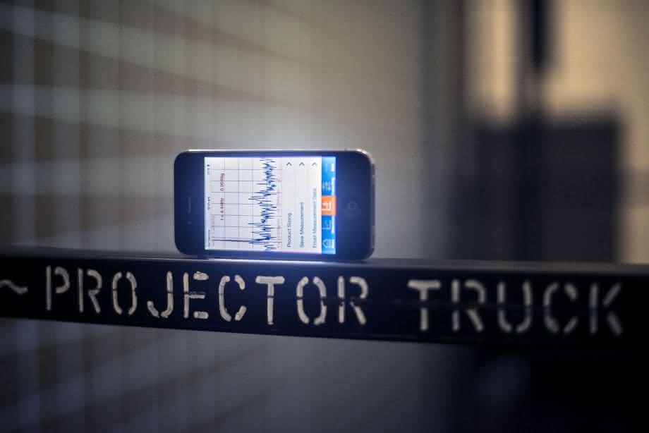 Smartphone mit VibroChecker App von ACE Smartphone mit VibroChecker App von ACE