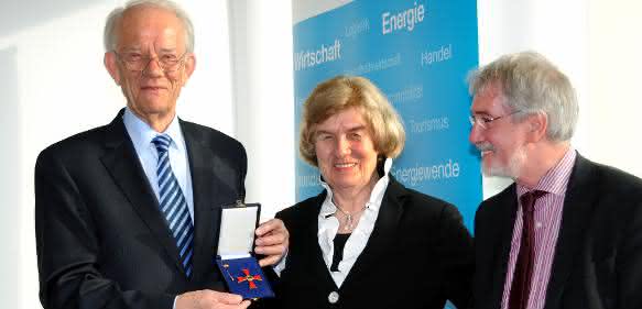 Bundesverdienstkreuz für Werner Turck Hohe Ehrung für Werner Turck: Bundesverdienstkreuz für den Unternehmer
