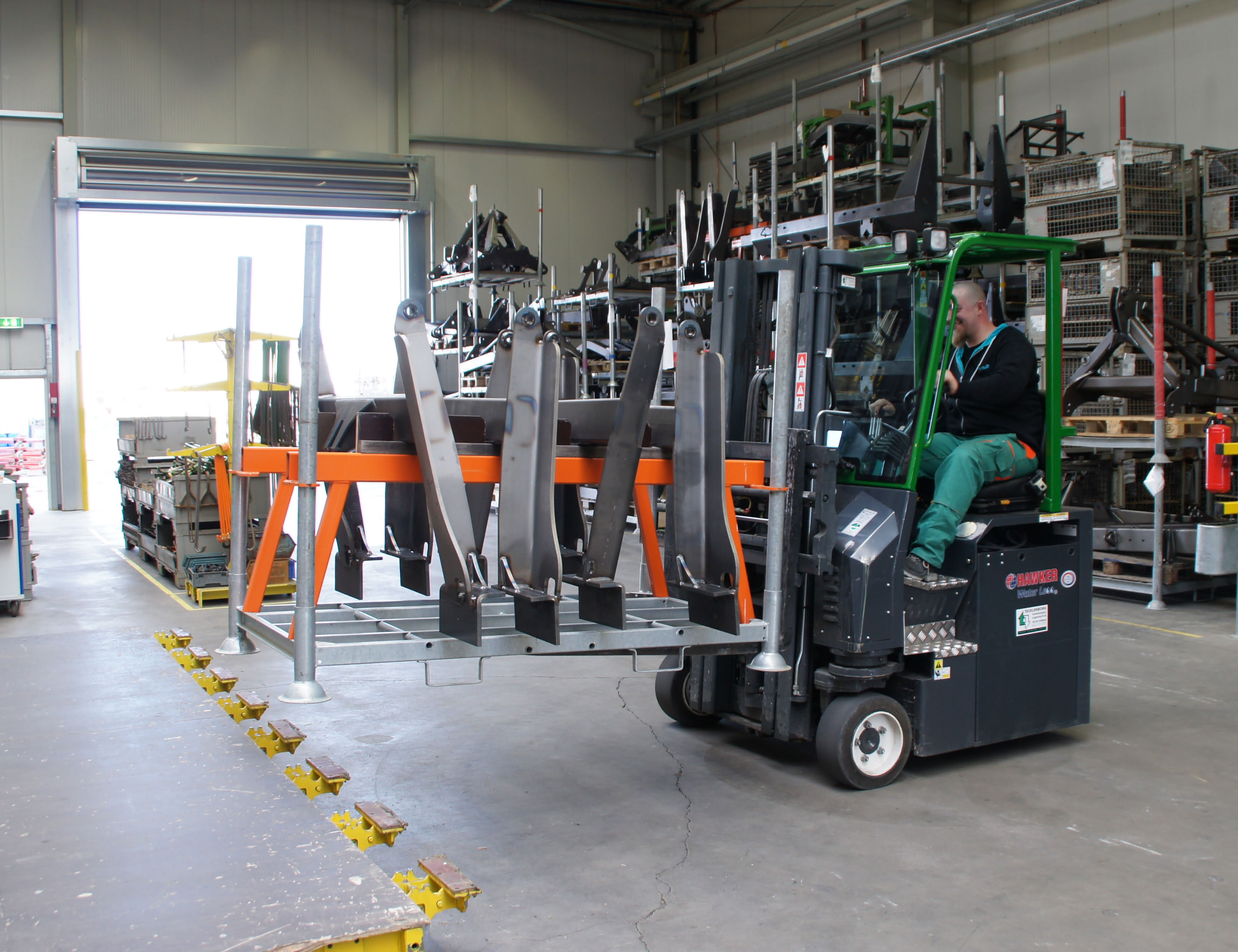 Combilift C4000 E-Modelle Combilift rüstet Landmaschinenproduktion mit Staplern aus: Iren-Kraft für die Centauren