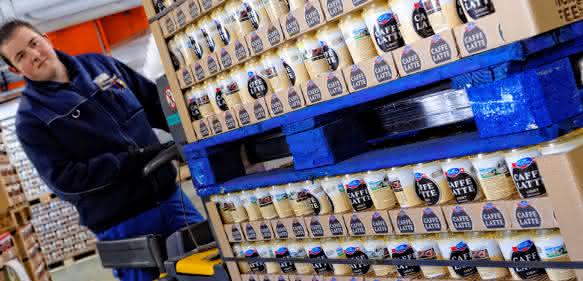 Chep Emmi Emmi vertraut weiter auf Chep: Caffè Latte auf der blauen Platte