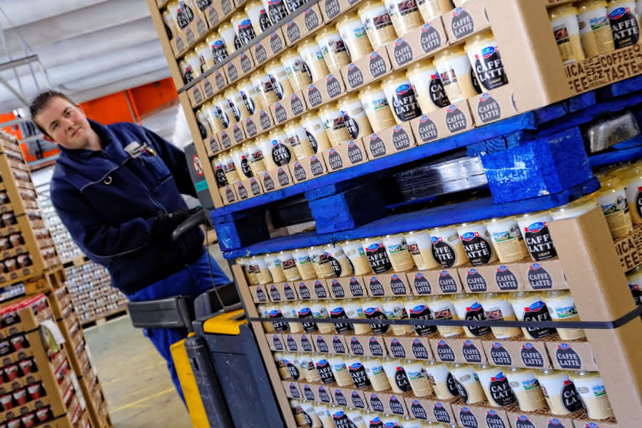 Emmi vertraut weiter auf Chep: Caffè Latte auf der blauen Platte