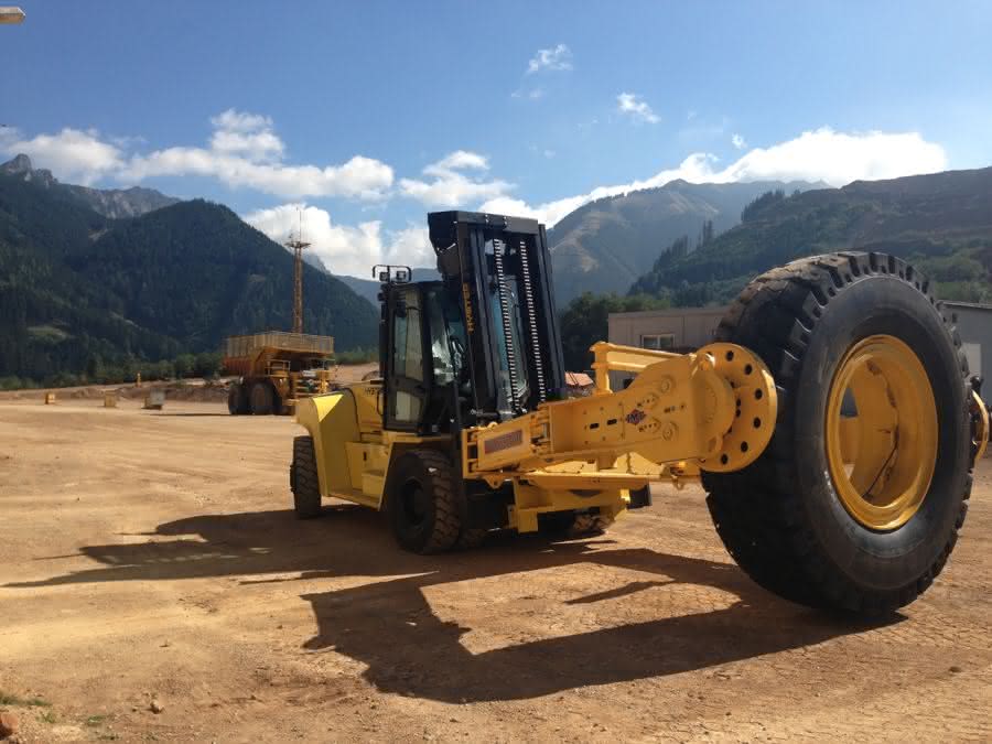 Hyster Gabelstapler H16XM-6 mit Reifenklammer Hyster Gabelstapler H16XM-6 mit Reifenklammer