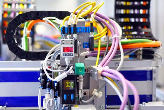 Effizienzsteigerung durch Automatisierung in der Mikrofluidik: IVAM-Symposium ΣYSTEMS INTEGRATION