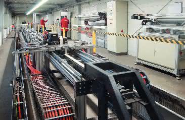 Im Testzentrum: Die elektrischen Kabel und Leitungen werden in Schleppketten mit bis zu fünffacher Erdbeschleunigung hin und her „geschossen“. (Bild: Helukabel) Hybridleitungen: Helukabel bestätigt Einkabellösung für Servomotoren im Feldeinsatz