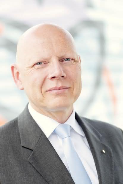 Mewa-Geschäftsführer Siegmar Becker Pinseltisch für Teilereinigung: Der geliehene Tisch
