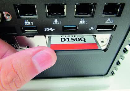 Einschub für die CFAST-Karte, sicher hinter einer Service-Blende platziert Einschub für die CFAST-Karte, sicher hinter einer Service-Blende platziert