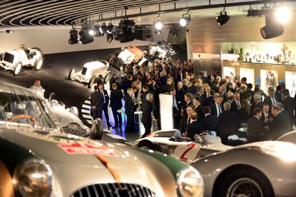 Mercedes Benz-Museum Gipfeltreffen der Umformspezialisten: Erster Schuler Management Kongress
