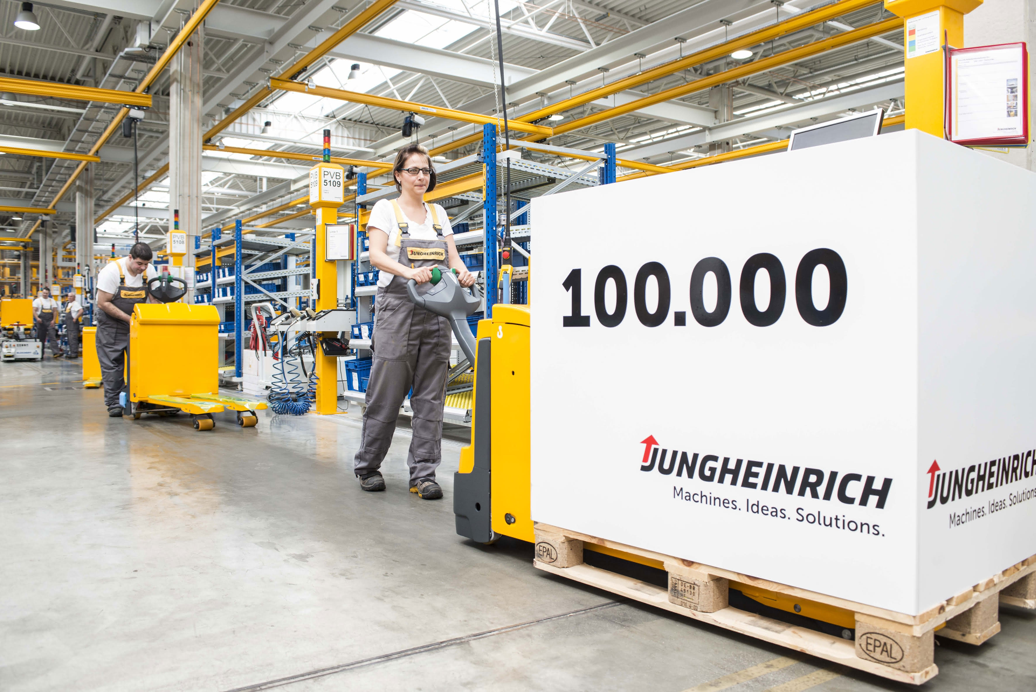 Jubiläumsfahrzeug: Jungheinrich liefert das 100.000ste Fahrzeug aus